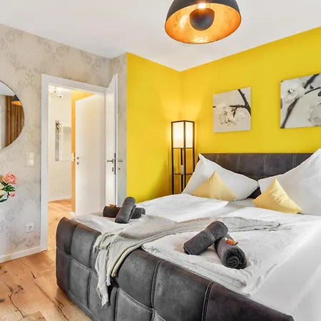 Yellow - Whirlpool Garden - Free Parking - Wifi Apartment *