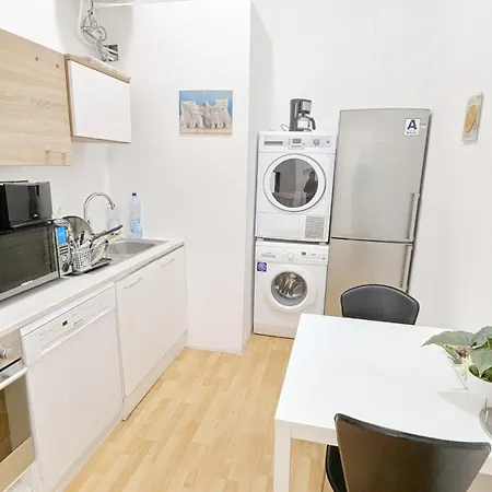 Comfortable In Lugner City Area