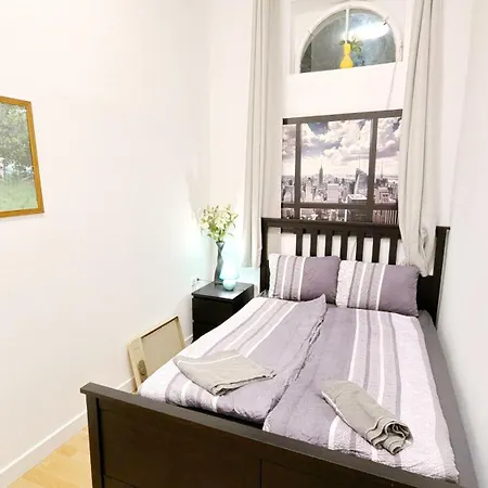 Comfortable In Lugner City Area Wien