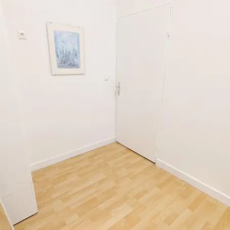 Comfortable In Lugner City Area