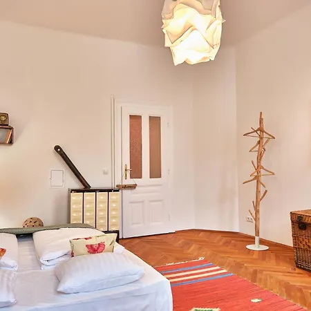 Slow Living I Schoenbrunn Und Park Naehe I Penzing Bahnhof Vienna