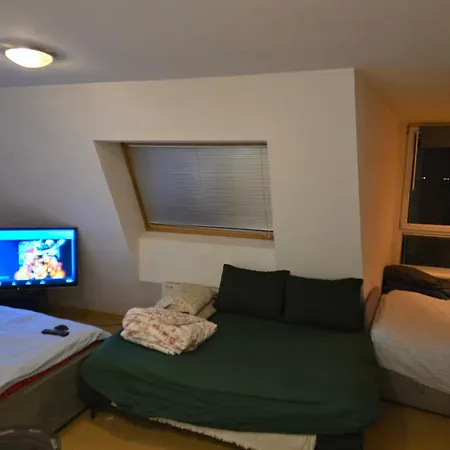 Cozy Bright Penthouse Close To U1 And U6 Metros *
