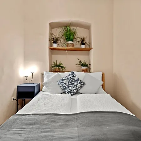 Spacious 2 Bedroom I 2 Minutes To Metro And Train Station *