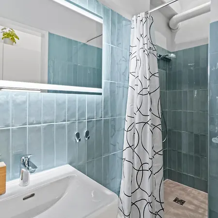 Spacious 2 Bedroom I 2 Minutes To Metro And Train Station
