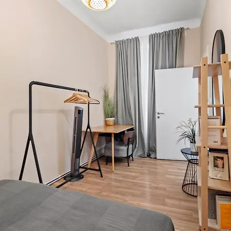 Spacious 2 Bedroom I 2 Minutes To Metro And Train Station Apartment