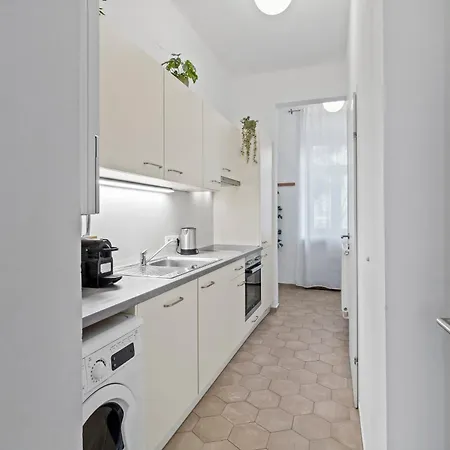 Apartment Spacious 2 Bedroom I 2 Minutes To Metro And Train Station