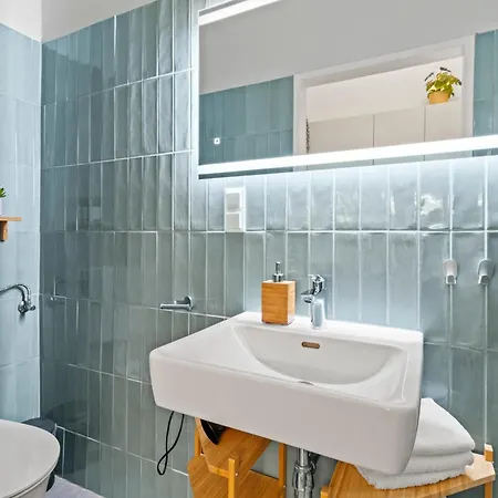 Spacious 2 Bedroom I 2 Minutes To Metro And Train Station Apartment *