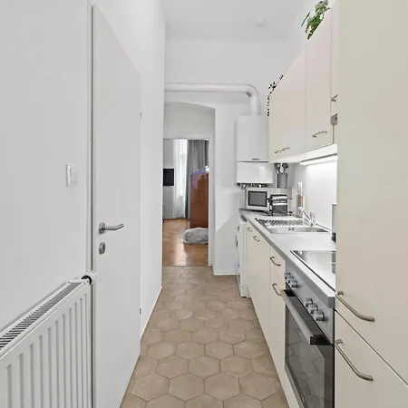 Spacious 2 Bedroom I 2 Minutes To Metro And Train Station Apartment Vienna