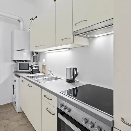 Spacious 2 Bedroom I 2 Minutes To Metro And Train Station Vienna