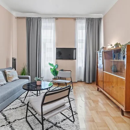 Apartment Spacious 2 Bedroom I 2 Minutes To Metro And Train Station *