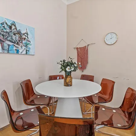 Spacious 2 Bedroom I 2 Minutes To Metro And Train Station *