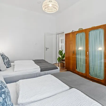 Spacious 2 Bedroom I 2 Minutes To Metro And Train Station Apartment