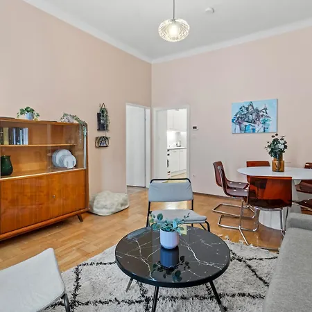 Apartment Spacious 2 Bedroom I 2 Minutes To Metro And Train Station