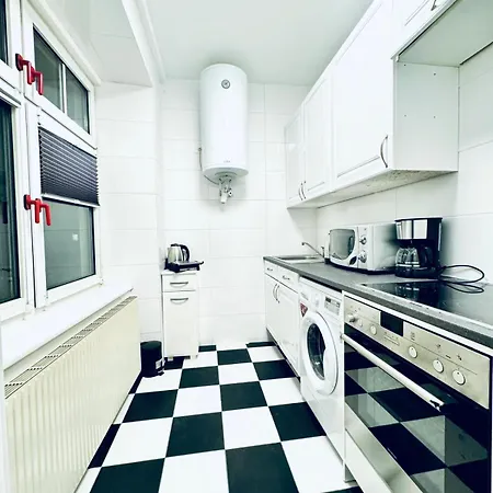 Bright Stay, 7br Shared Only 13min To Belvedere Palace
