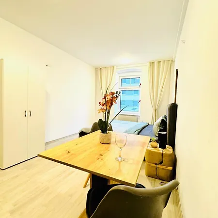 Bright Stay, 7br Shared Only 13min To Belvedere Palace Apartment *