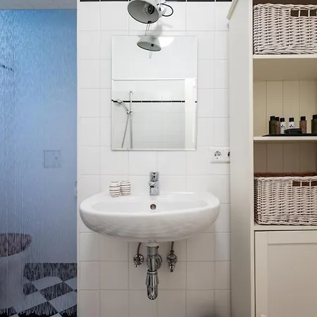 Unique 1br Oasis Near Subway By Hm *