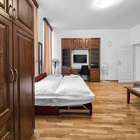 Spacious 3-bedroom Retreat With Balcony For 8 Near Millennium Tower Apartment *