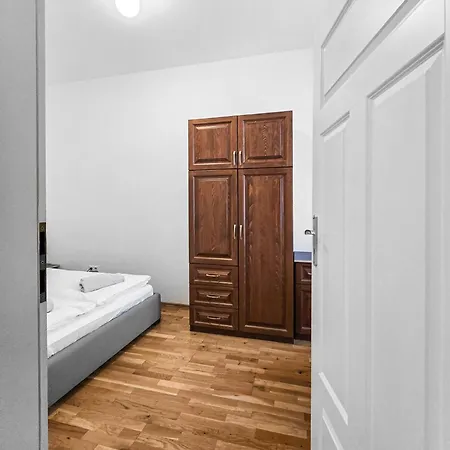 Spacious 3-bedroom Retreat With Balcony For 8 Near Millennium Tower Apartment *