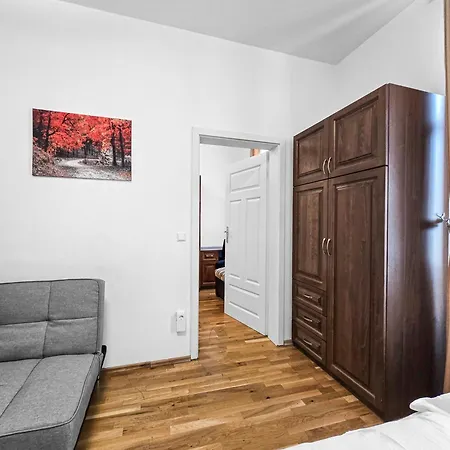 Spacious 3-bedroom Retreat With Balcony For 8 Near Millennium Tower Wien
