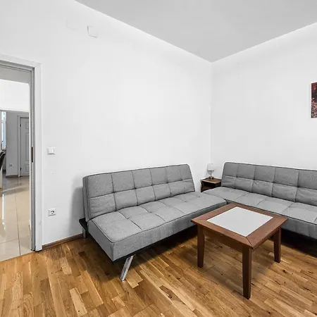 Spacious 3-bedroom Retreat With Balcony For 8 Near Millennium Tower *