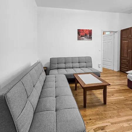 Spacious 3-bedroom Retreat With Balcony For 8 Near Millennium Tower Appartement Wenen