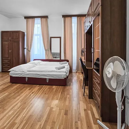 Spacious 3-bedroom Retreat With Balcony For 8 Near Millennium Tower *
