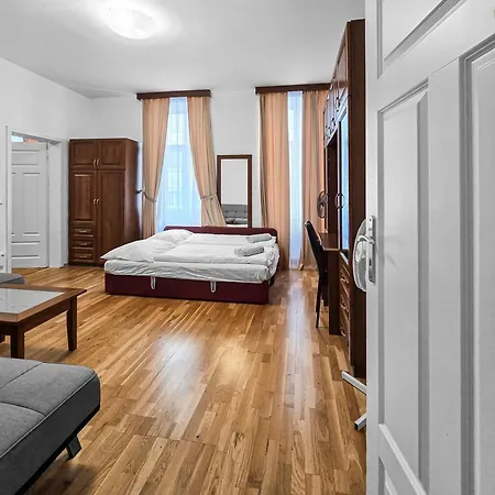 Spacious 3-bedroom Retreat With Balcony For 8 Near Millennium Tower Apartment *