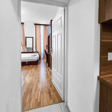 Spacious 3-bedroom Retreat With Balcony For 8 Near Millennium Tower Apartment *