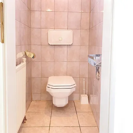 Hostel Royal Retreat - Steps From Schoenbrunn Palace!!