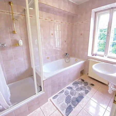 Hostel Royal Retreat - Steps From Schoenbrunn Palace!! *