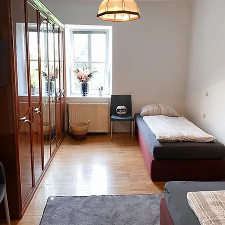 Hostel Royal Retreat - Steps From Schoenbrunn Palace!! *
