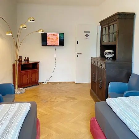 Royal Retreat - Steps From Schoenbrunn Palace!! * Viena