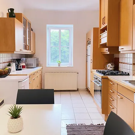 Hostel Royal Retreat - Steps From Schoenbrunn Palace!!