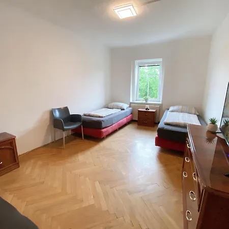 Royal Retreat - Steps From Schoenbrunn Palace!! Hostel *