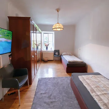 Royal Retreat - Steps From Schoenbrunn Palace!! Hostel Vienna