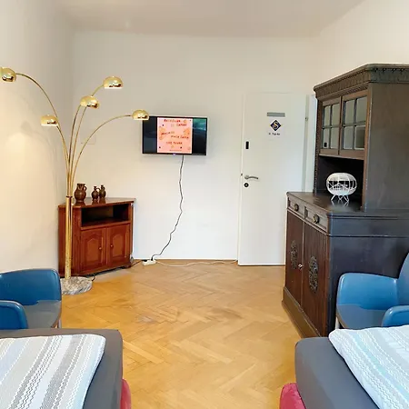 Royal Retreat - Steps From Schoenbrunn Palace!! Vienna