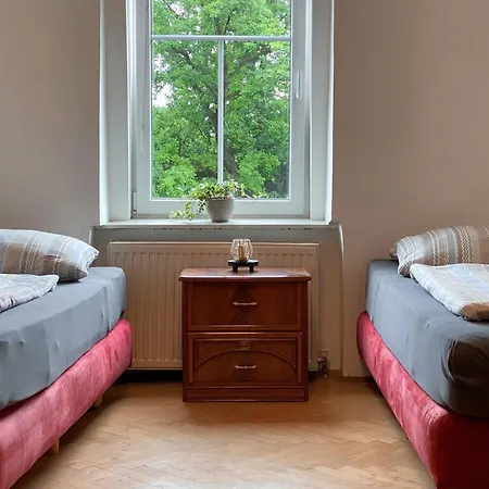 Hostel Royal Retreat - Steps From Schoenbrunn Palace!! Vienna