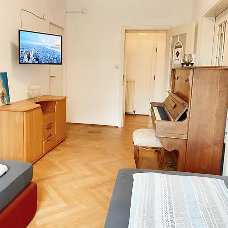 Royal Retreat - Steps From Schoenbrunn Palace!! Hostel Vienna