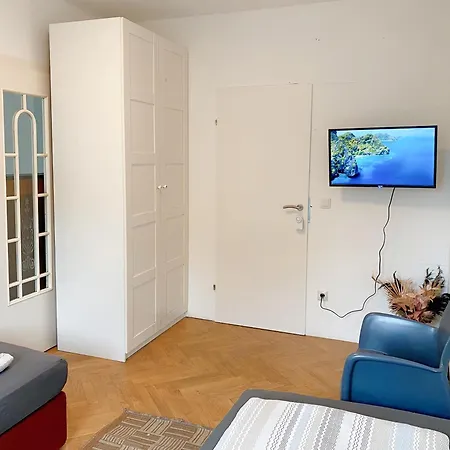 Hostel Royal Retreat - Steps From Schoenbrunn Palace!! Vienna