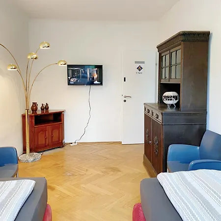 Royal Retreat - Steps From Schoenbrunn Palace!! Vienna
