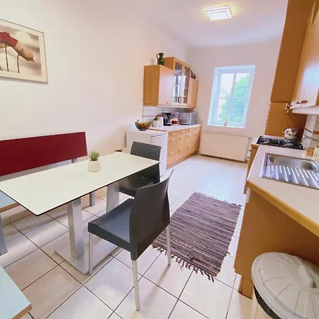 Albergue Royal Retreat - Steps From Schoenbrunn Palace!!