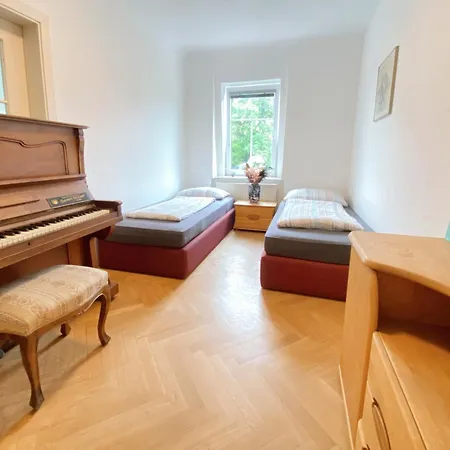 Royal Retreat - Steps From Schoenbrunn Palace!! Hostel *