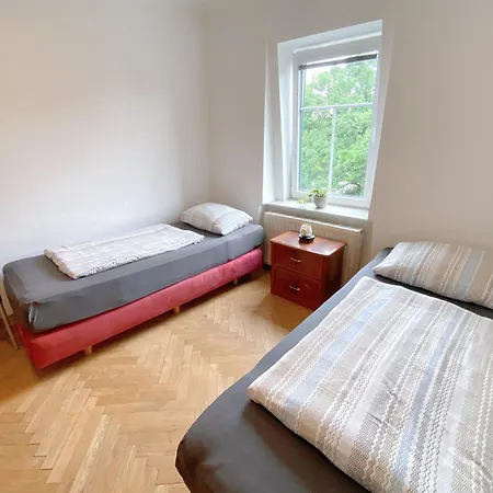 Royal Retreat - Steps From Schoenbrunn Palace!! Hostel