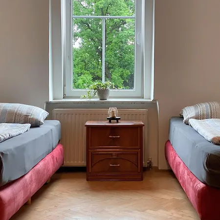 Hostel Royal Retreat - Steps From Schoenbrunn Palace!!