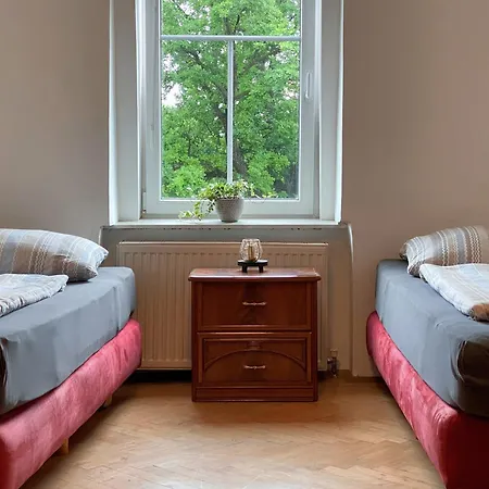 Royal Retreat - Steps From Schoenbrunn Palace!! Hostel *