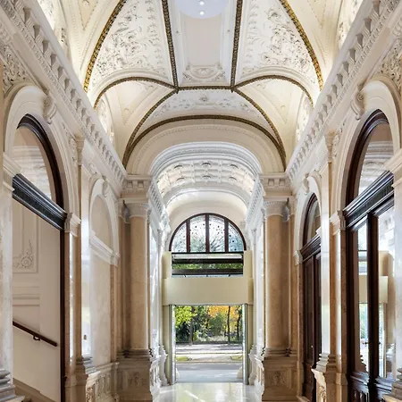 Almanac Palais Hotel