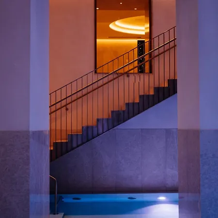 Hotel Almanac Palais