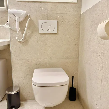 Stylish Modern With Terrace & Free Parking Apartment *