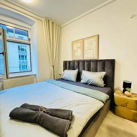 7br For Big Groups, With Great Location Apartment *