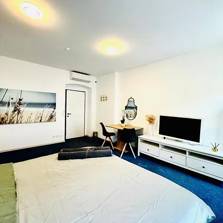 7br For Big Groups, With Great Location Apartment